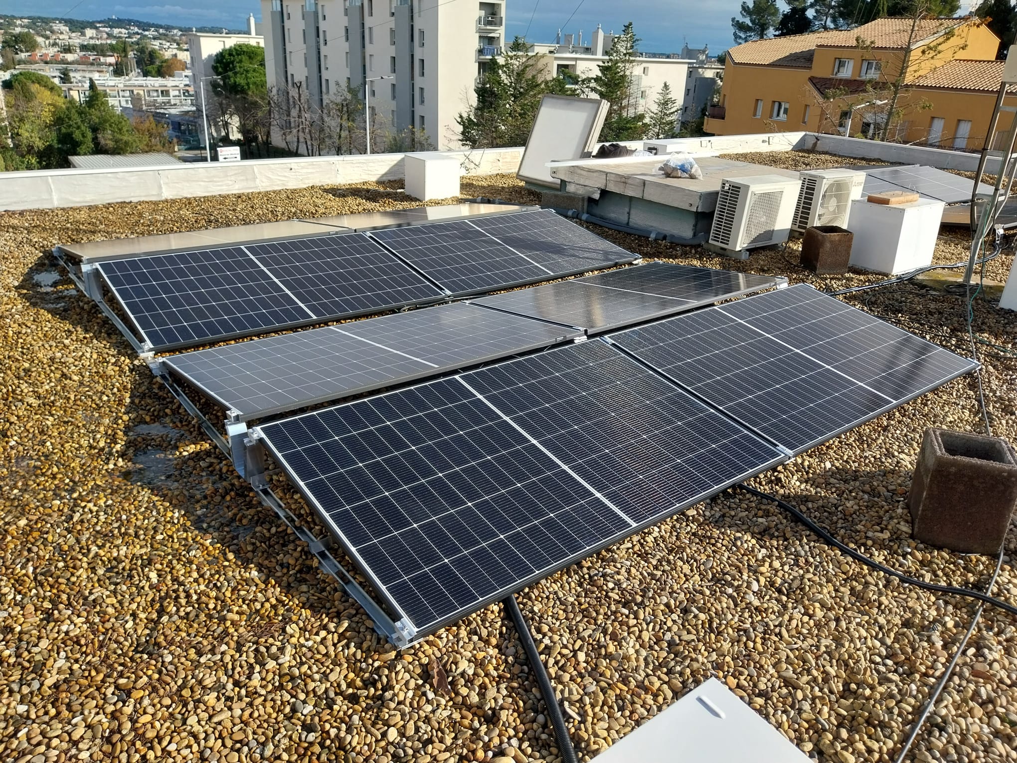 Installation photovoltaïque sur toit terrasse