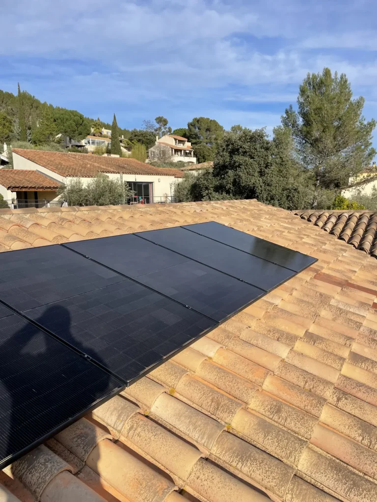 Installation solaire résidentielle avec panneaux noirs sur toiture en tuiles