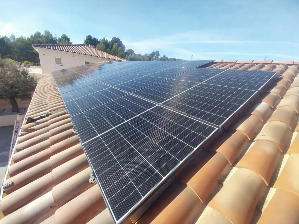 Installation photovoltaïque de 22 kWc terminée sur une toiture en tuiles dans l’Hérault