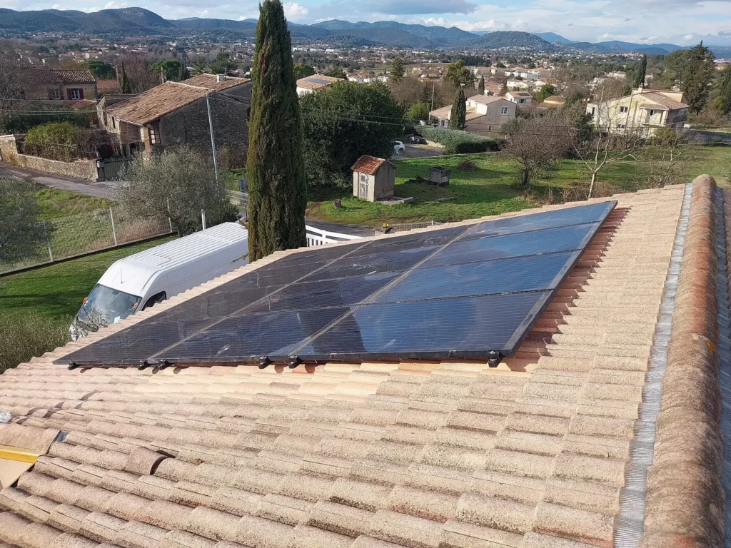 Installation photovoltaïque de 3 kWc terminée sur une toiture en tuiles dans le Gard