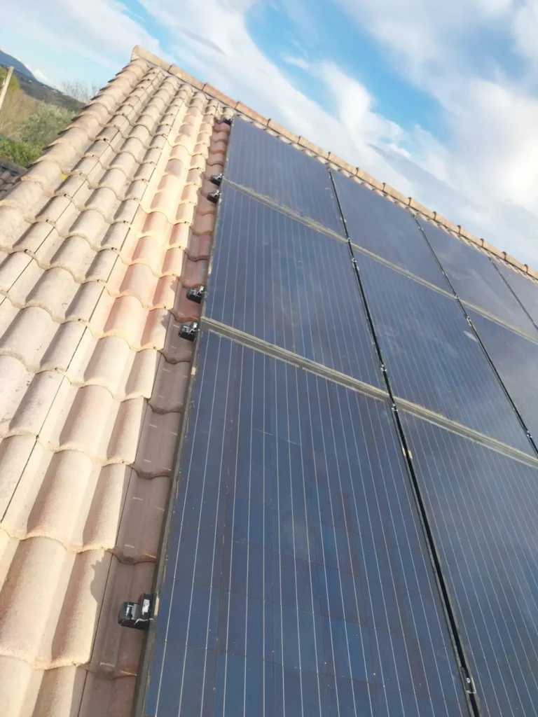 Installation photovoltaïque de 3 kWc terminée sur une toiture en tuiles dans le Vaucluse