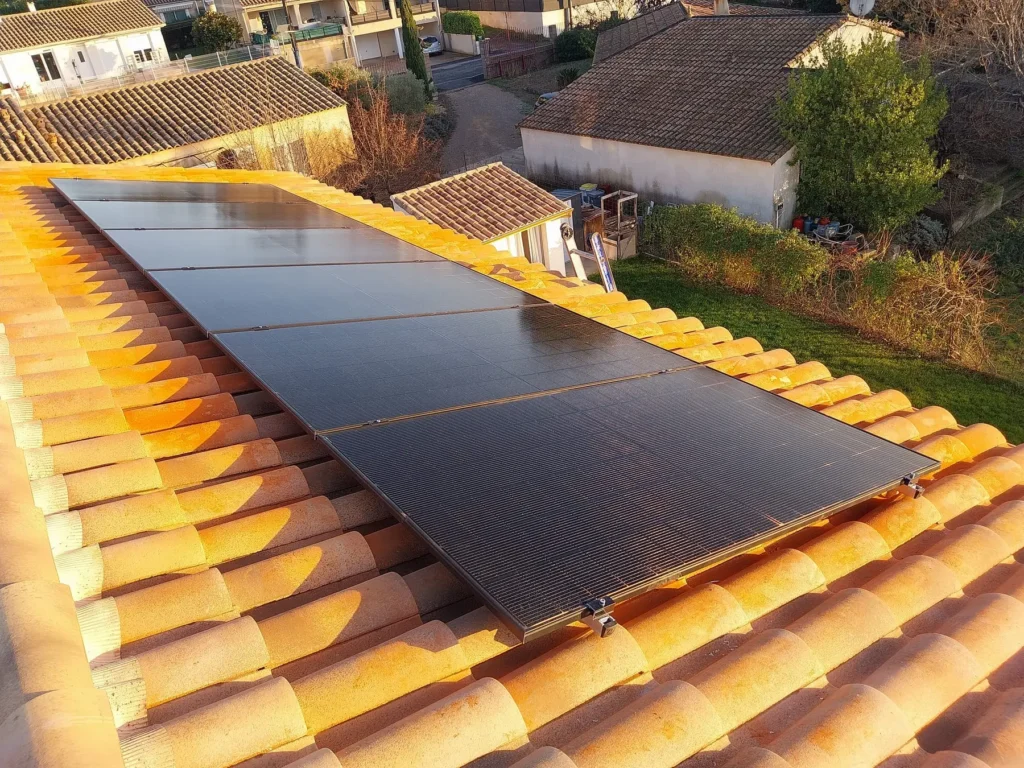 Installation photovoltaïque alignée sur une toiture inclinée