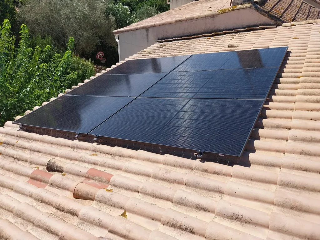 Panneaux photovoltaïques noirs installés sur une toiture en tuiles