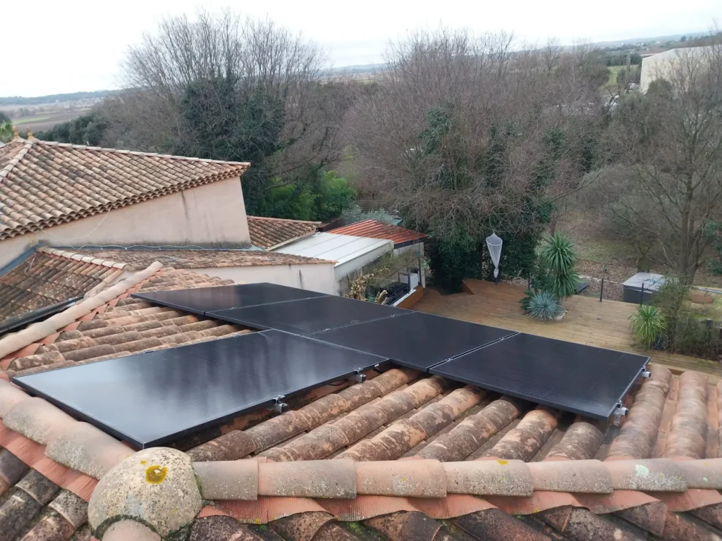 Panneaux solaires répartis sur une toiture résidentielle complexe