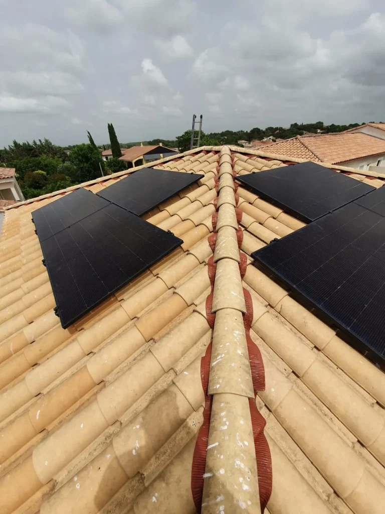 Panneaux photovoltaïques répartis de part et d’autre d’un faîtage