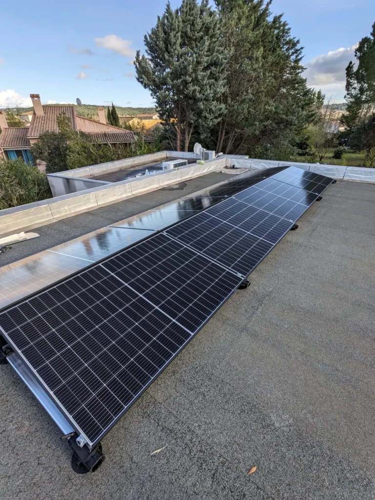 Installation photovoltaïque terminée sur une toiture-terrasse